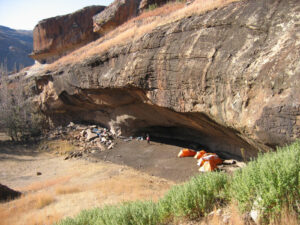 Archeologists work at rock shelters at Sehonghong and Melikane in southern Africa. (Image: Brian Stewart.)