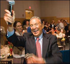 Mike Wallace at a 2006 reunion for the Knight-Wallace Fellows. (Image courtesy of the Knight-Wallace Fellows at Michigan.)